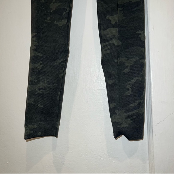 Spanx Look at Me Now High-Waisted Seamless Camo Leggings - Picture 5 of 6